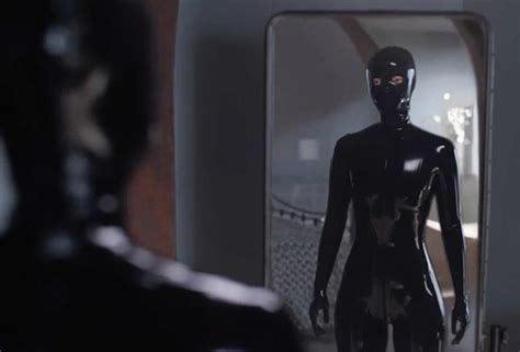 American Horror Stories – «Rubber (Wo)man: Part One» (1 .